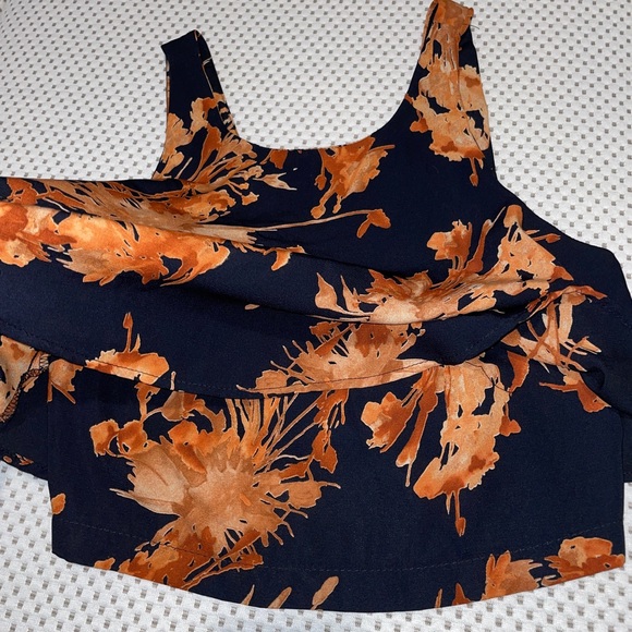 Lulu’s flowy crop top - Picture 2 of 4